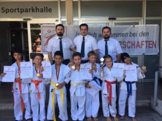 Karate Mannschaft mit Medallien