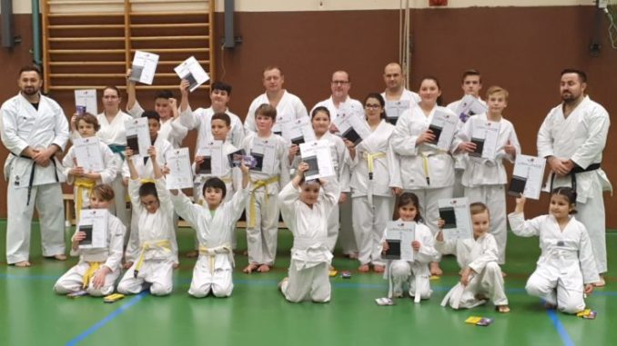 Gruppenfoto Prüflinge Karate