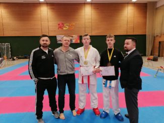 Erfolgreiche Karateka mit ihren Trainern