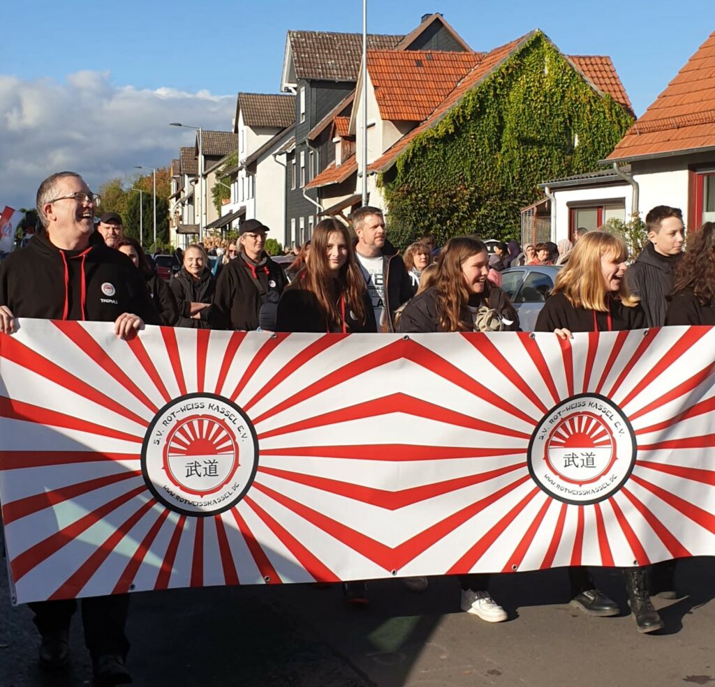 Rot-Weiß Banner vorneweg