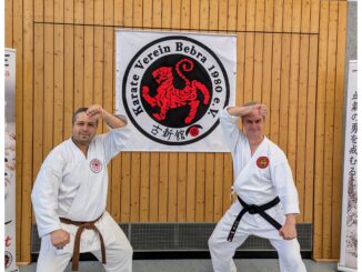 von links: Belal Chahrour und Paul Miller. Zwei alte Karateka Freunde aus Studienzeiten in der Sochin dachi Stellung vor dem Logo des Karate Verein Bebra.