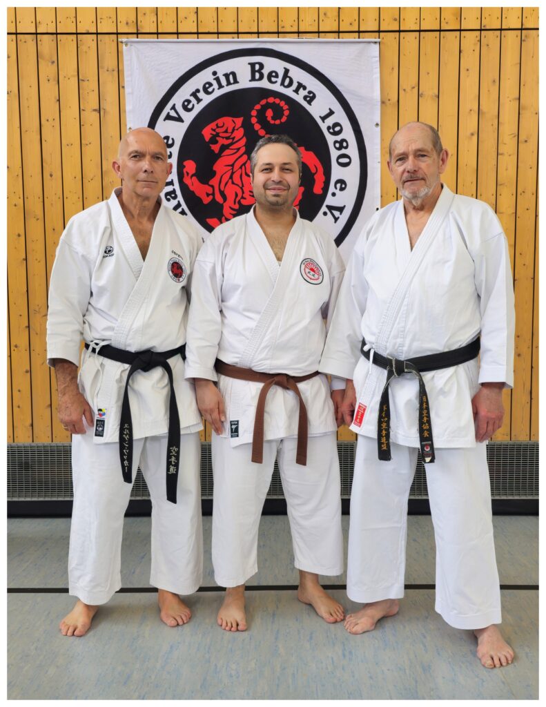 von links: Jürgen Wacker, Belal und Walter Rechel. Unser Spartenleiter hatte die Möglichkeit von zwei sehr erfahrenen Karatekas zu lernen.