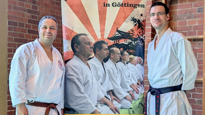 Belal-und-Volker2 Rot-Weiß Kassel Spartenleiter Karate Belal Chahrour und Trainer Volker Vogel neben dem Banner des ausrichtenden Vereins