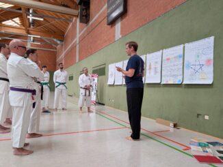 Matthias Roj veranschaulicht anhand von Plakaten die Grundlagen des Kyusho-Jitsu bei seinem Karate Seminar
