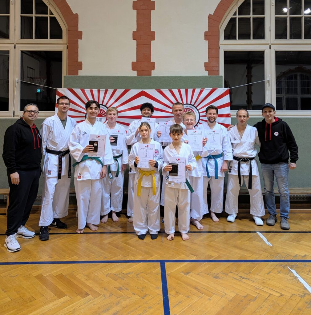 Stolz nach bestandener Prüfung: Die Karateka mit den Prüfern Volker Vogel und Dikran Krikorian sowie Trainer Kosovar Morino und Spartenleiter Belal Chahrour.