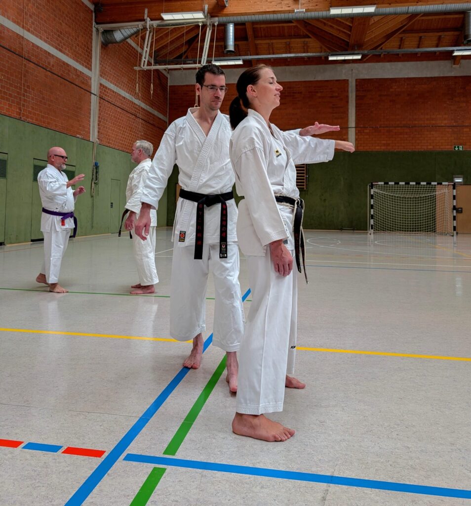 Karate Trainer Volker Vogel bei einer Kyusho-Jitsu Übung im Seminar