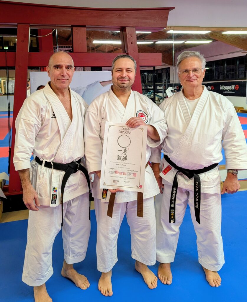 Bild 1: Von links: Prüfer Amir Valadkhani (8. Dan), Belal Chahrour und Prüfer Heinz Zobus (6. Dan).