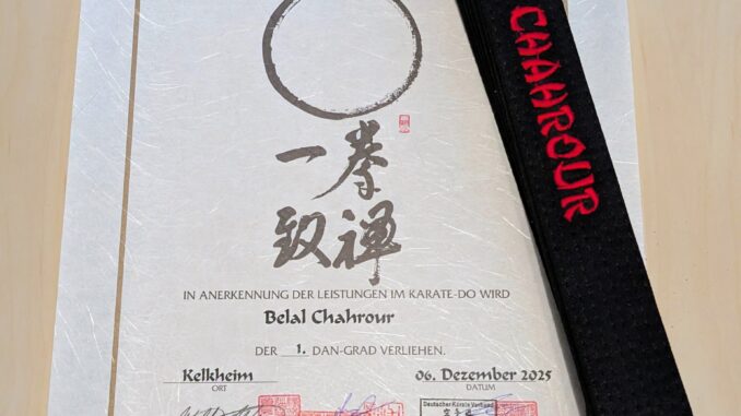 Bild 2: Passend zum Dan-Diplom erhielt Belal einen neuen Schwarzgurt mit Namensbestickung.