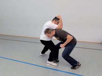 Belal und Paul versuchen, die Selbstverteidigungsanwendung der Kata Heian Yondan in Partnerübung umzusetzen.