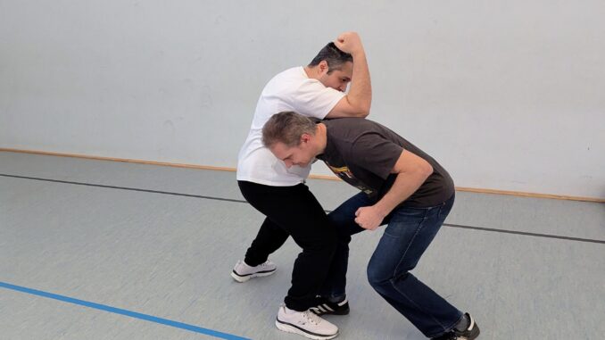 Belal und Paul versuchen, die Selbstverteidigungsanwendung der Kata Heian Yondan in Partnerübung umzusetzen.