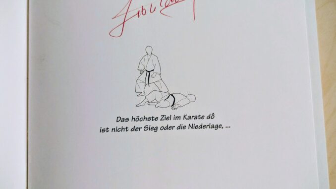 Spartenleiter Belal Chahrour nutzte die Gelegenheit, um sich ein signiertes Exemplar eines Grundlagenwerks von Fiore Tartaglia zu sichern.