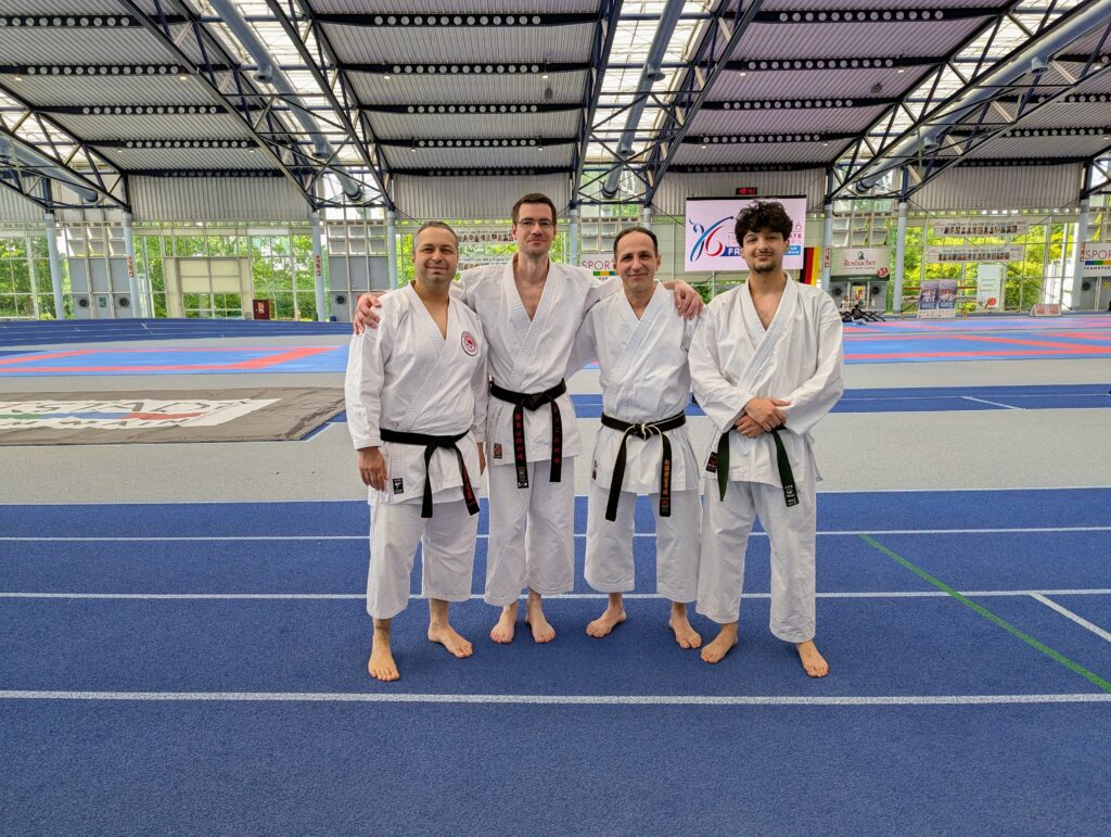 Karateka von Rot-Weiß Kassel beim DV Tag 2026
Die Karateka von Rot-Weiß Kassel mit guter Laune in der großen Leichtathletikhalle Kalbach. Von links: Belal Chahrour, Volker Vogel, Kosovar Morina und Miran Sevilgen.