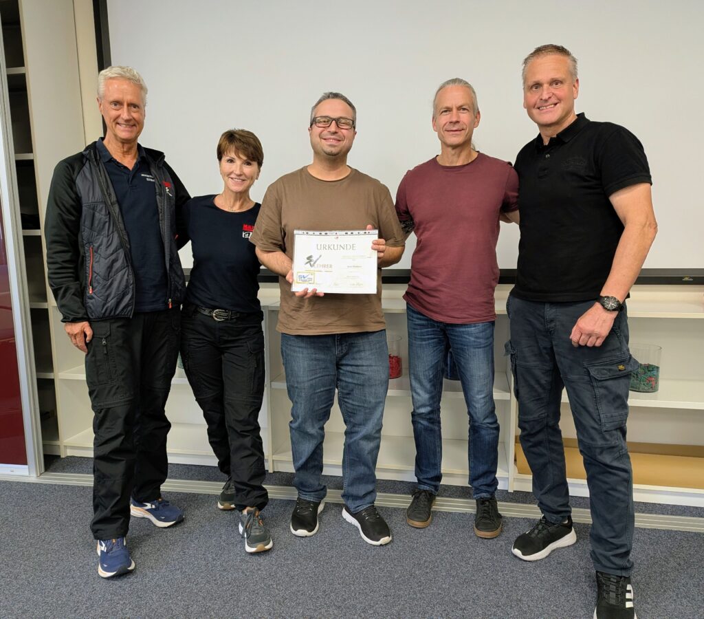 Belal Chahrour erhält nach erfolgreicher Teilnahme an der viertägigen Ausbildung seine Urkunde. Von links: Willm Wöllgens, Referent Karate-Selbstverteidigung, dessen Ehefrau, die bei der Videoanalyse als Kamerafrau unterstützte, sowie die Ausbilder Sven Burkhardt und Jürgen Kestner.