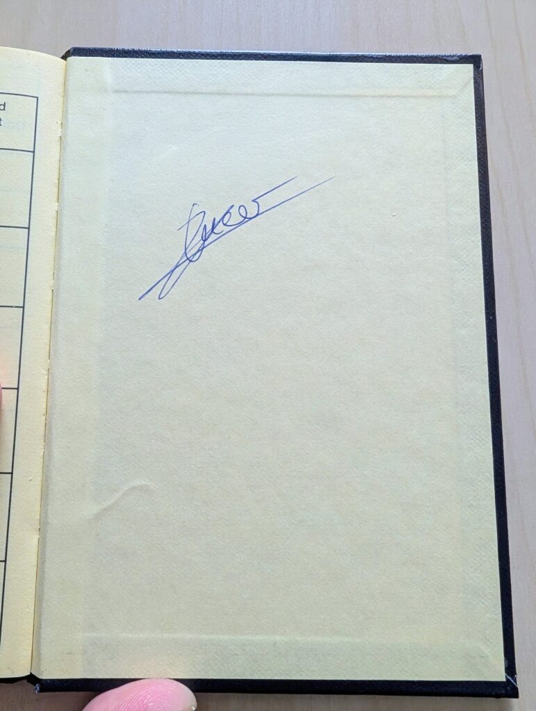 Auch für Belal Chahrour war der Tag mit einem besonderen persönlichen Moment verbunden: Als großer Fan von Johanna Kneer nutzte er die Gelegenheit, sich ein Autogramm der Weltmeisterin in seinen Karate-Pass geben zu lassen. Ein schönes Andenken an einen rundum gelungenen Karate-Tag.